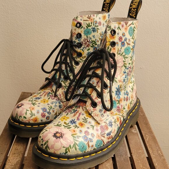 Dr. Martens 1460 Pascal Floral 8-Eyelet Boots - Picture 2 of 9